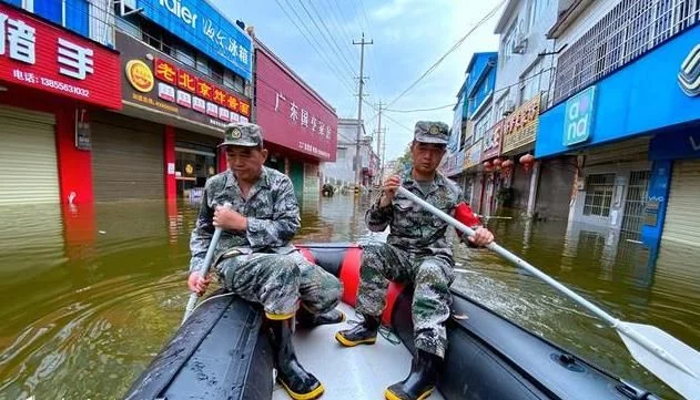 奋战|上阵父子兵！他们是父子 更是奋战在抗洪一线的“战友”