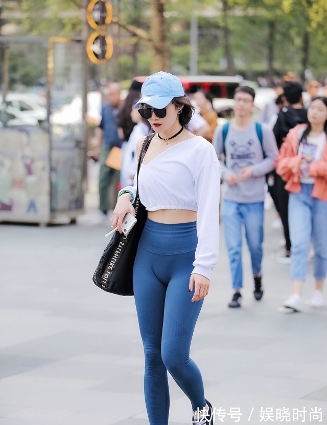 穿搭 心机穿搭的打底裤美女,散发着浓郁的时尚气息