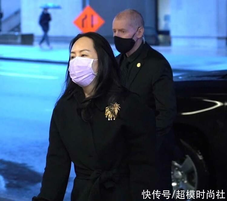 孟晚舟穿黑色大衣低调现身，戴钻石烟火胸针，气场变得自信张扬