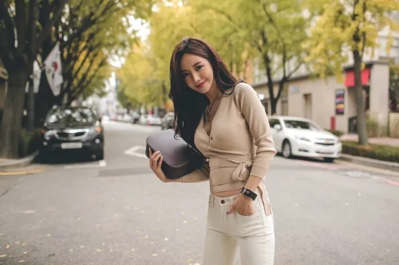 时尚 穿针织衫的时尚女生