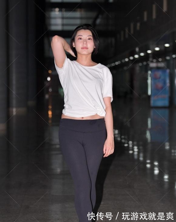 健美裤 短袖衫配黑色健美裤,穿出黑与白的经典美,修身好看又显运动魅力!