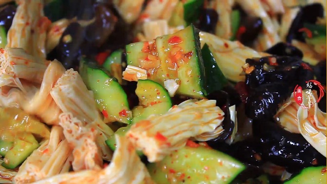 凉拌黄瓜,别直接加醋和生抽,记住“2211”,保证又脆又香还入味