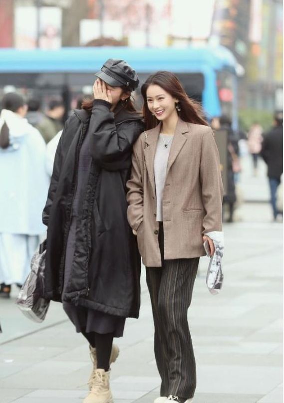 街拍:娴静优雅的美女,吊带长裙配灰色开衫,淑女范儿十足