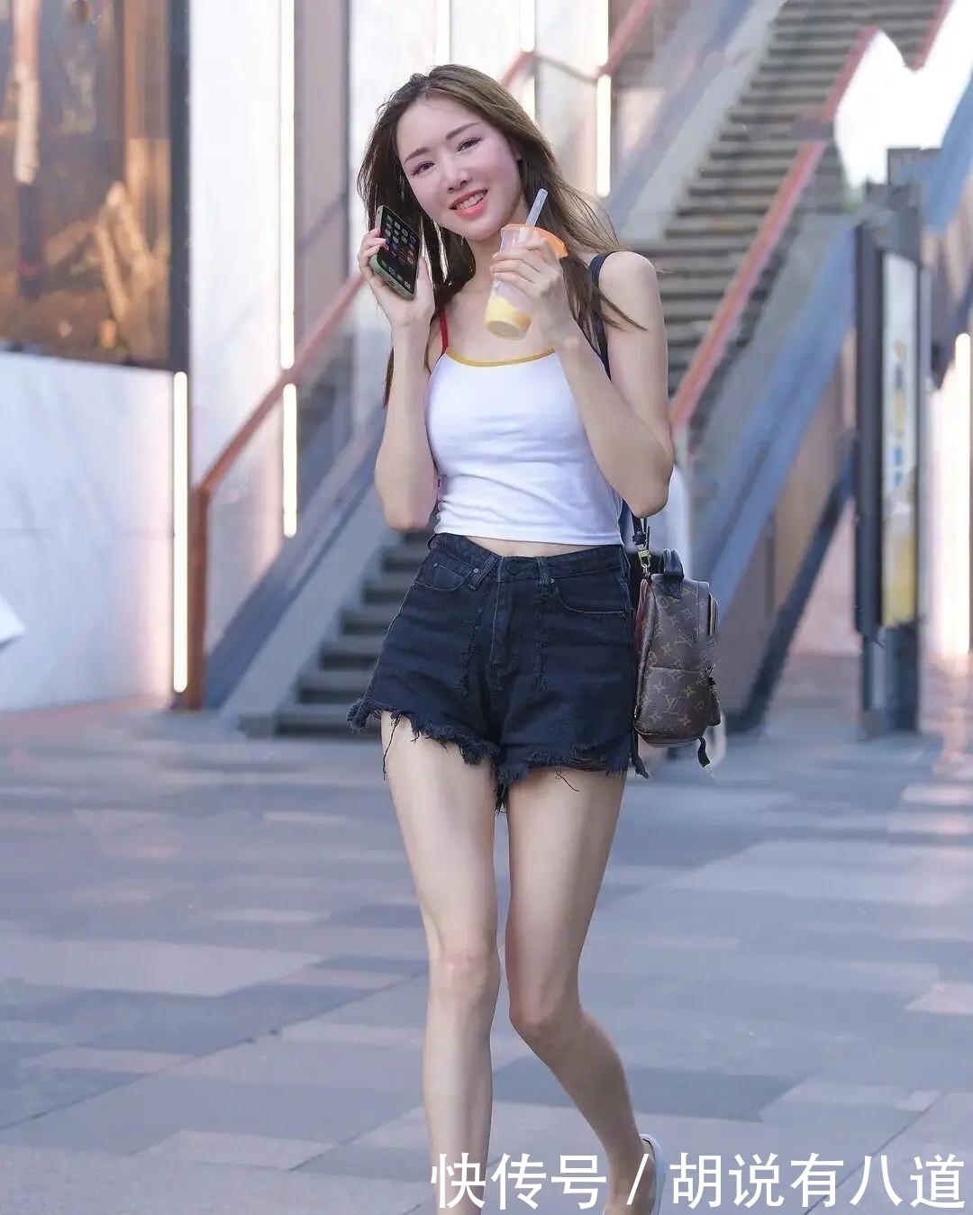  甜美|小姐姐身穿一件粉色的连衣裙，泡泡袖的设计非常甜美，清新动人