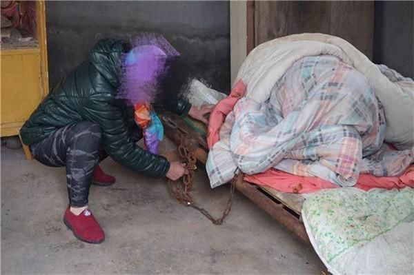 郭大哥|女儿发现母亲的秘密,被妈妈和姥姥打到精神失常,原因令人气愤