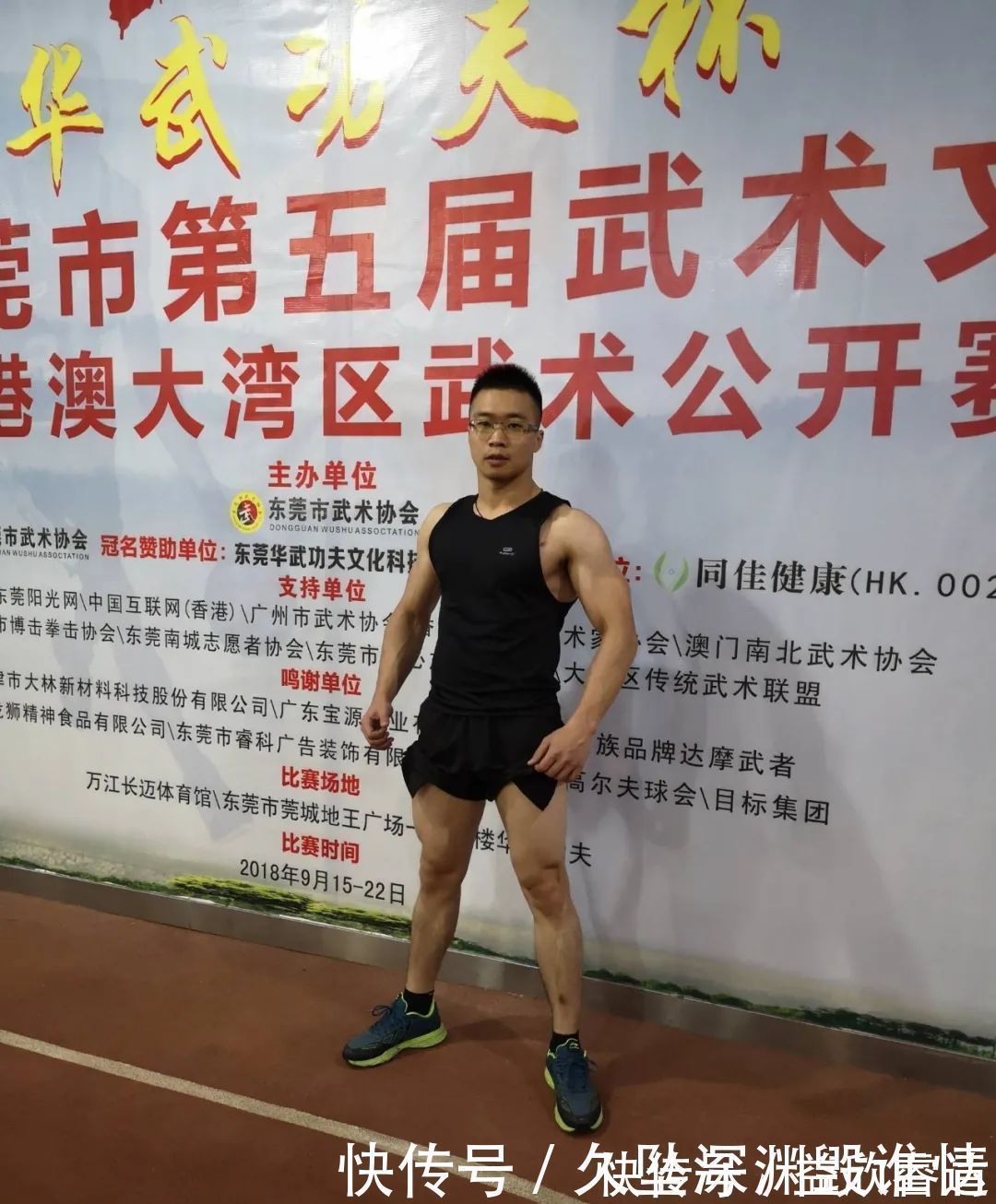 小哥|从格斗到撸铁，眼镜肌肉男大秀好身材，8块腹肌公狗腰，羡慕