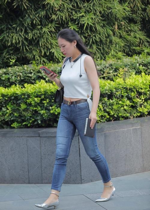 女人|在紧身牛仔裤的衬托之下，长腿就会显得愈加纤细，呈现女人魅力