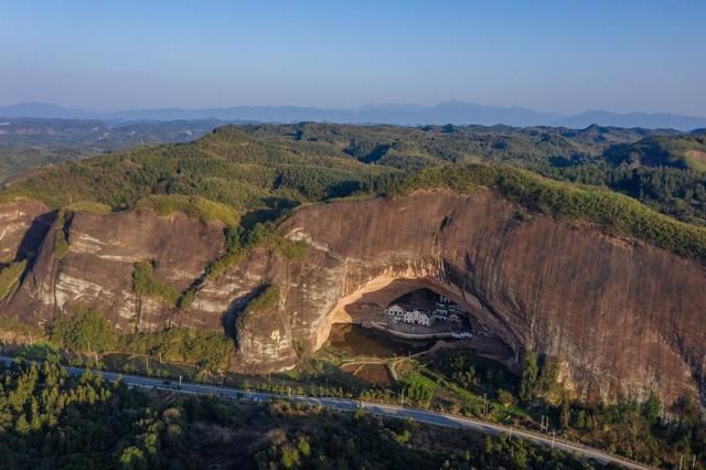 丹霞地貌|郴州有一个神奇的县，什么建筑都喜欢建在山洞里