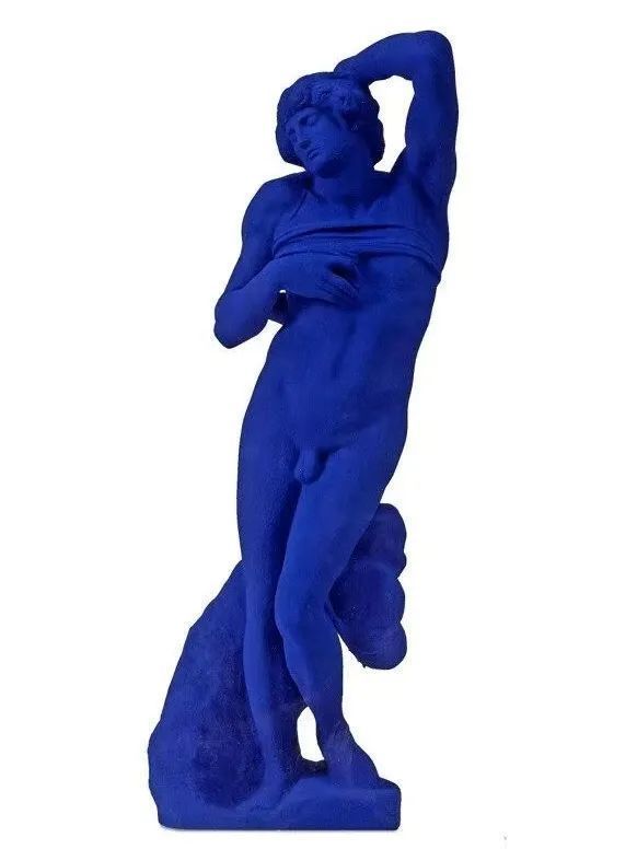 克莱因蓝|“克莱因蓝”太太太火了！这么穿才显白