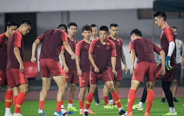 吴曦|深夜1点!李霄鹏做出争议决定:国足集训沦为大笑话,球迷质疑声一片