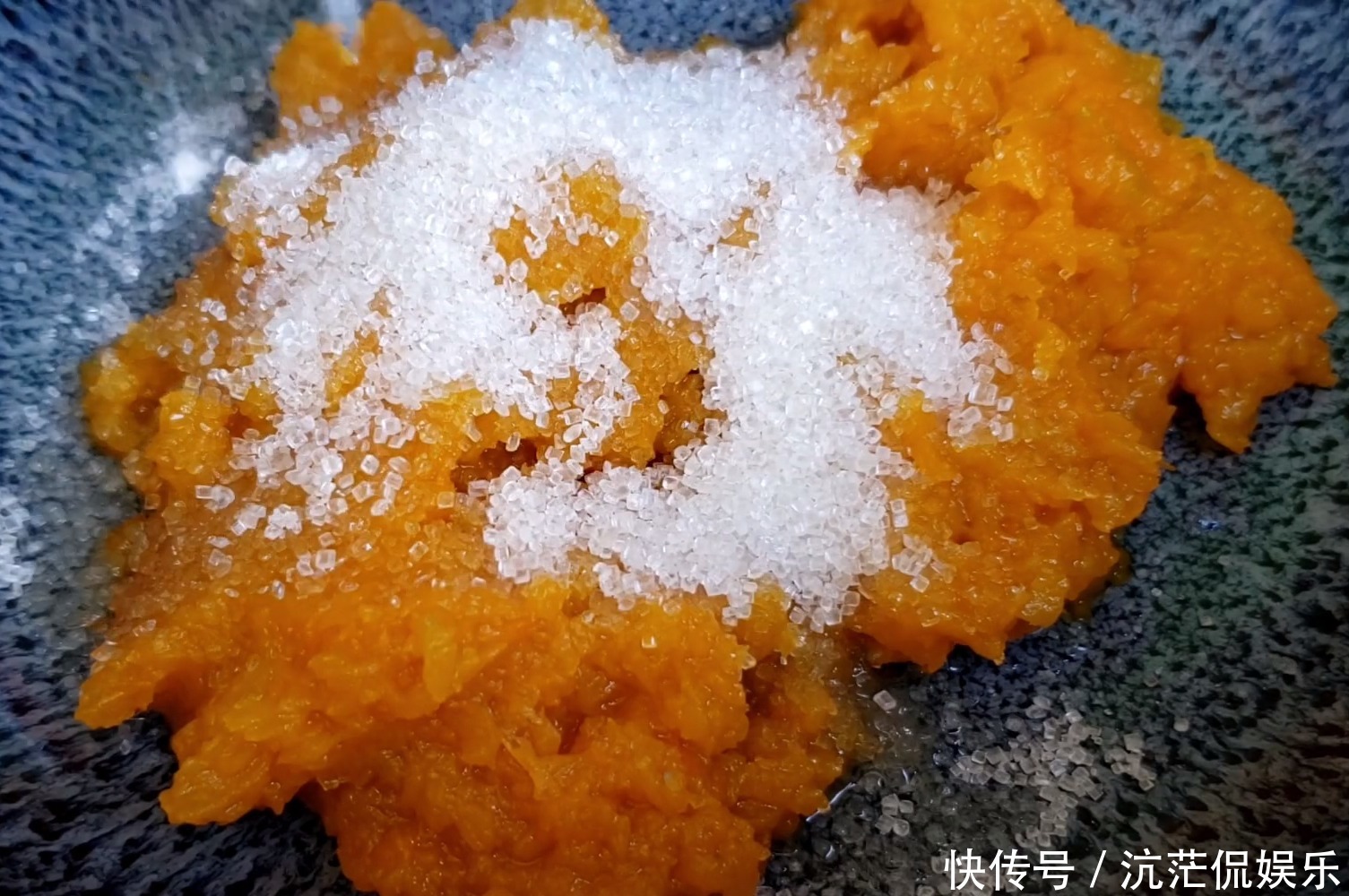 都是小时候|家庭版南瓜芝麻饼记住两个小技巧,香甜软糯又拉丝,比买的好吃