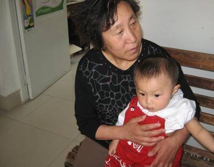 宝妈|孩子躺地上撒泼哭闹,奶奶只说了1句话,孩子就乖乖站起来了