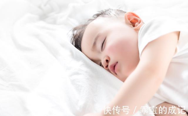 喂养|宝宝有这六大表现不要再喂了!当心过度喂养伤了宝宝