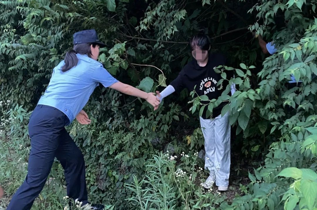 综艺节目|不见明星不下山？剧组拍摄综艺节目，00后“追星族”被困山中
