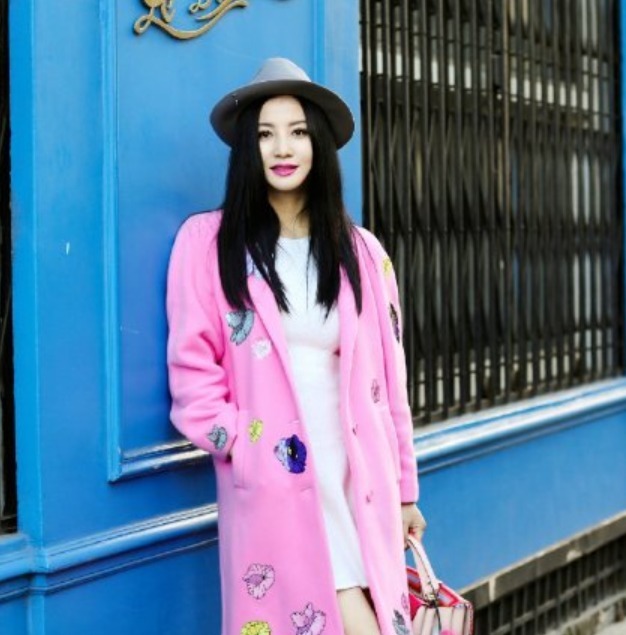 秋冬 奔三奔四的女性秋冬穿搭,粉色大衣搭配小白裙,气质如同18岁!