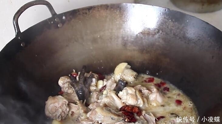 鲜嫩|炖鸡肉时,不要直接加水炖,多加这一步,鸡肉鲜嫩,还不腥