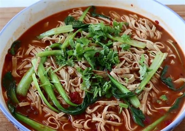 豆腐皮教你新做法，味道麻辣过瘾，刚上桌就被抢着吃，太香了