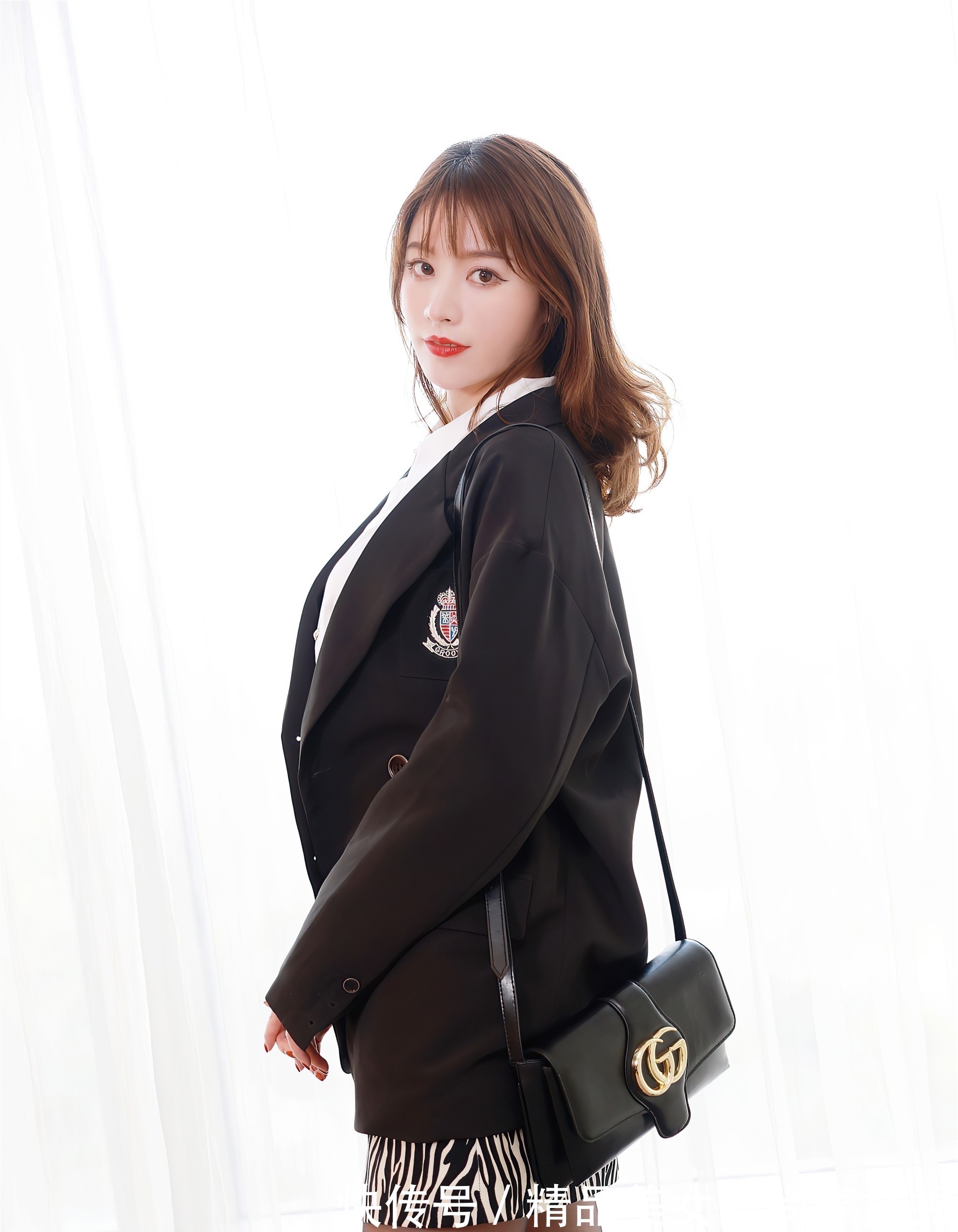 衬衫|白色的衬衫,很具高级感,下搭豹纹短裙,有一种时尚个性的感觉