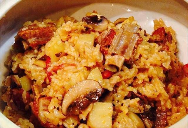 视为|抓饭油亮生辉,味香可口,被维吾尔族群众视为上等美餐