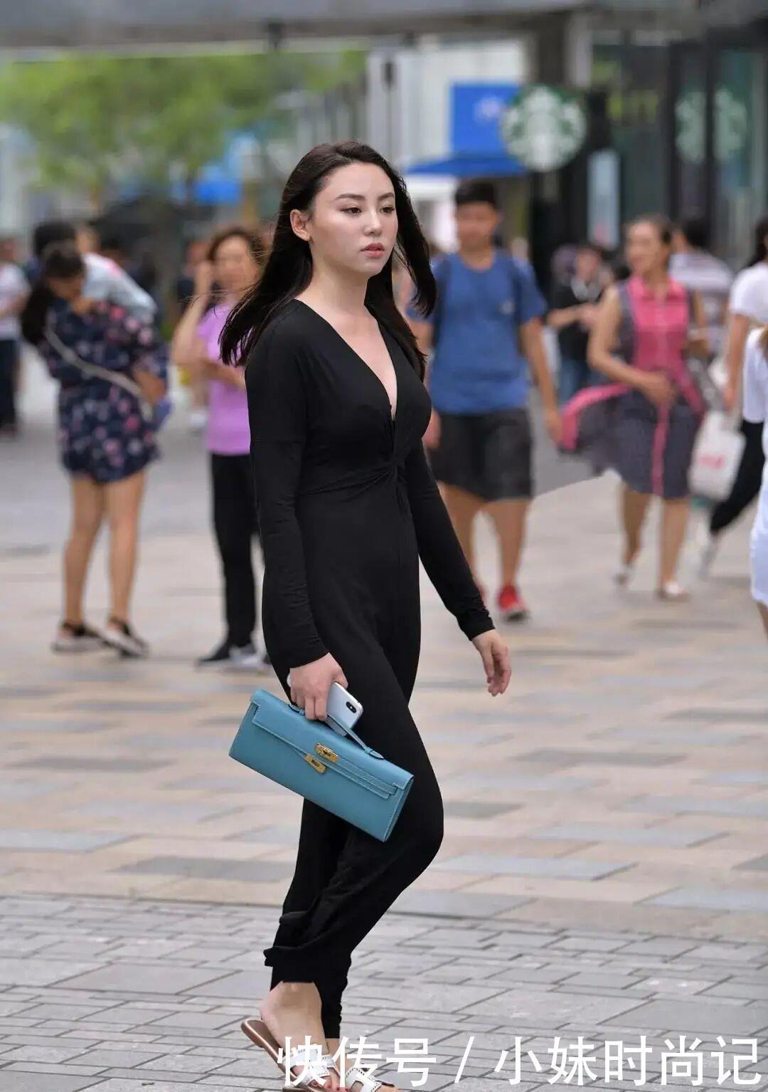 街拍没有阔腿裤了,年轻女孩只认“连体裤”,谁穿谁时髦又好看