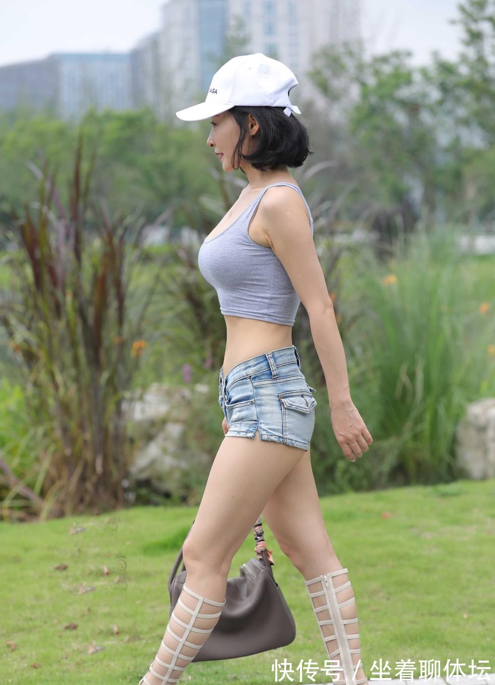 街拍|街拍清凉穿搭的美女, 彰显出完美身材!