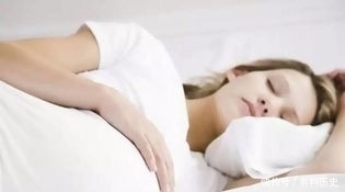 下肢浮肿|孕妇平躺会让胎儿缺氧?孕期三阶段睡姿各不同,更有利于胎儿生长