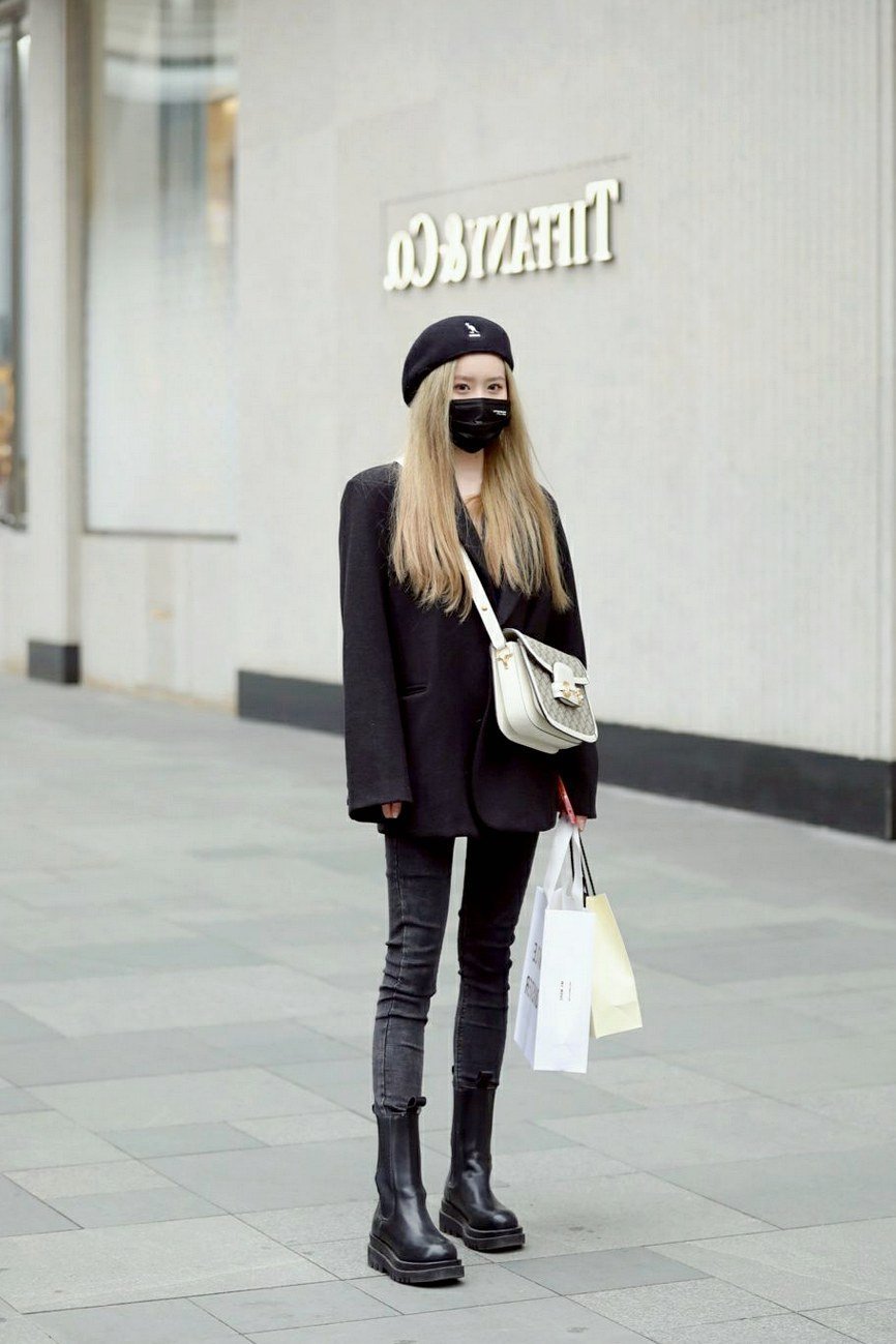 用包包打造轻松随性的效果,你会发现意外的好看,试试看