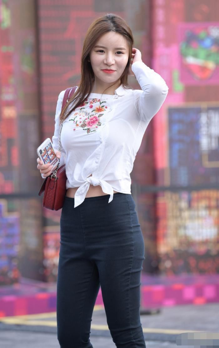 简单的一朵牡丹花,把小姐姐的优雅气质完美勾勒出来