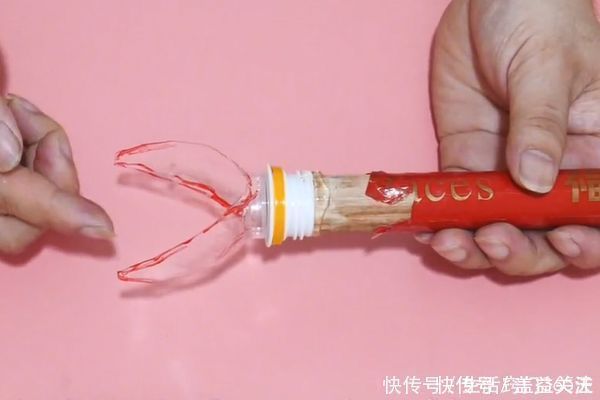 扫把上粘个塑料瓶,放在阳台省钱又实用,解决了家家户户大难题!