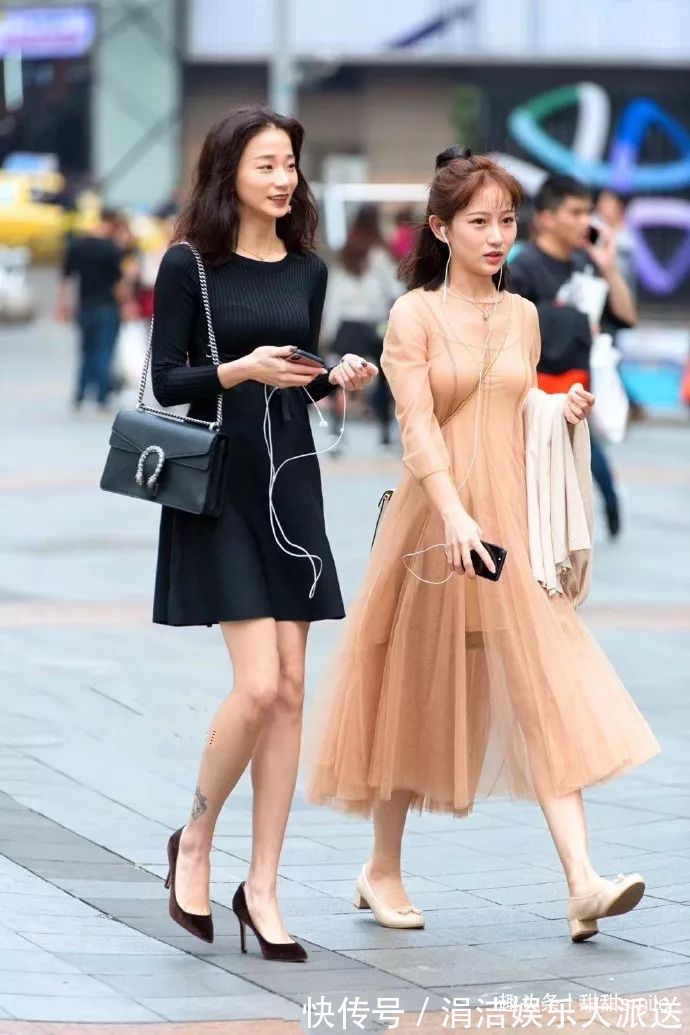 小姐姐 女神脚上搭配上一双黑色的前头高跟鞋,走起路来带着优雅与自信