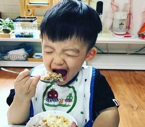 食用|北大教授呼吁停止食用,比味精还伤骨骼,家长尽早撤下餐桌