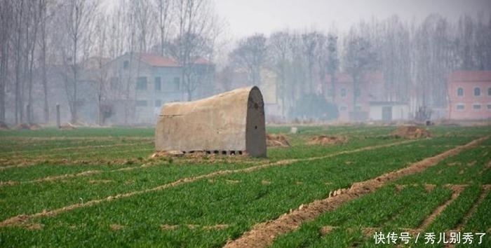 这个地方的农村，亲人过世后埋到自家田地里，有的坟墓砌在地面上