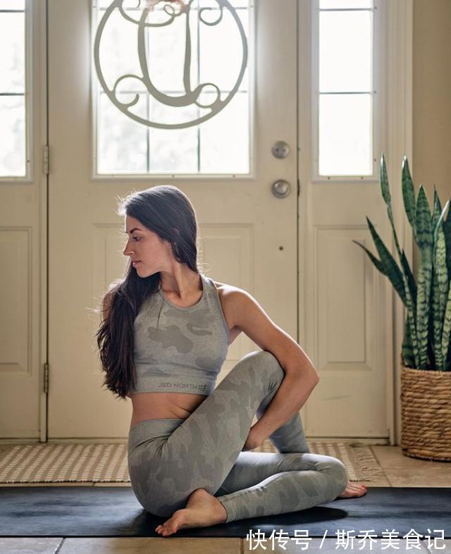 招式|一天10分钟「瑜伽伸展」舒缓肌肉紧绷，视觉上显瘦3公斤