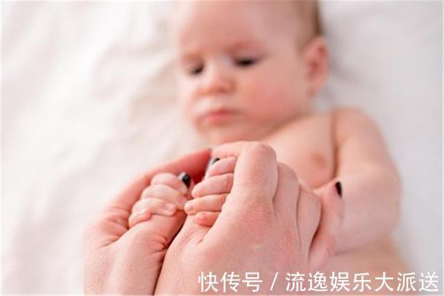 枕头|照顾新生儿,有八件事不能做,别因“无知”伤害宝宝健康