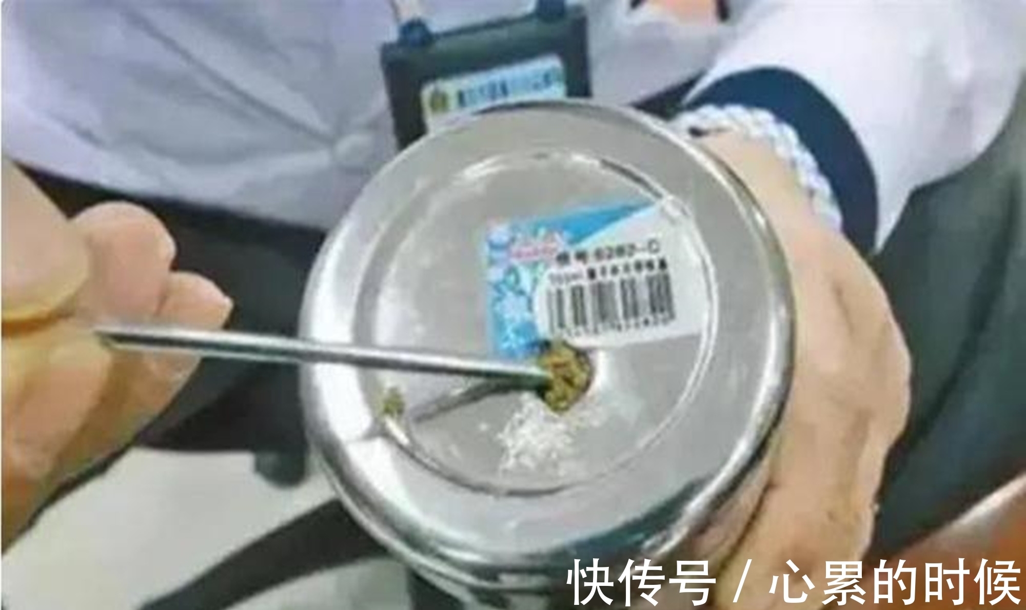 宝妈|保温杯变“索命杯”,倒出来的水都是“毒水”,你家孩子在用吗