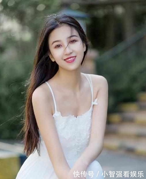 美女|气质靓丽的时尚美女,黑色的短装搭配,打造十足的休闲范