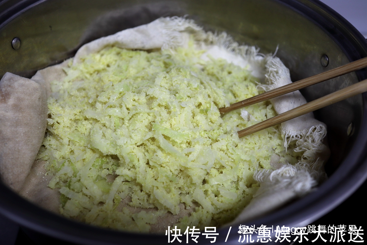 玉米面|这菜2元一斤，维生素C是苹果的4倍，上锅蒸一蒸，比肉受欢迎