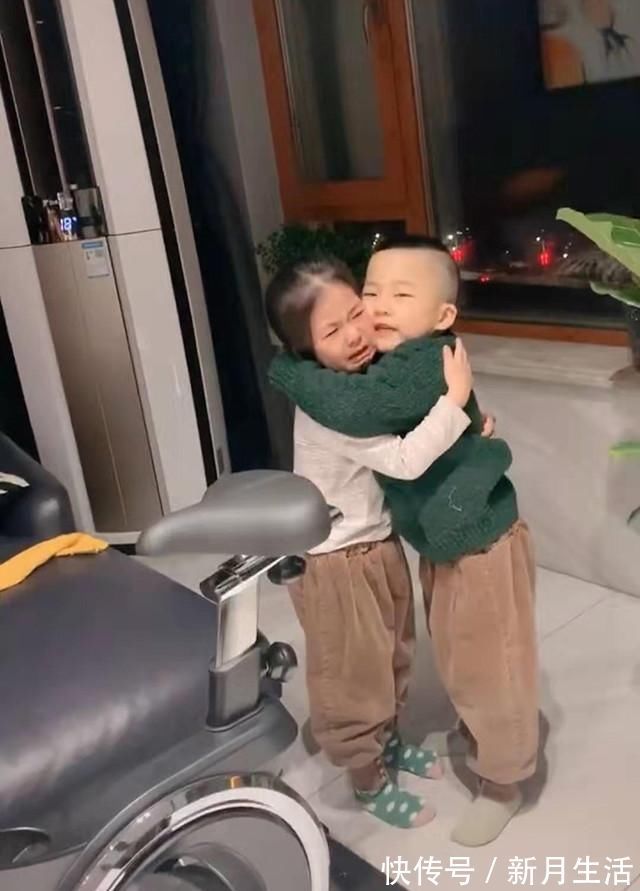 暖心|妹妹被妈妈教训,哥哥实力“护妹”,网友:有一个暖心的哥哥真好