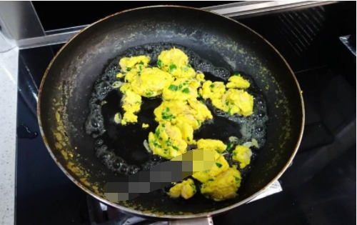 鸡蛋别再用油炒了,跟我学这么做,成品水水嫩嫩的入口即化太棒了