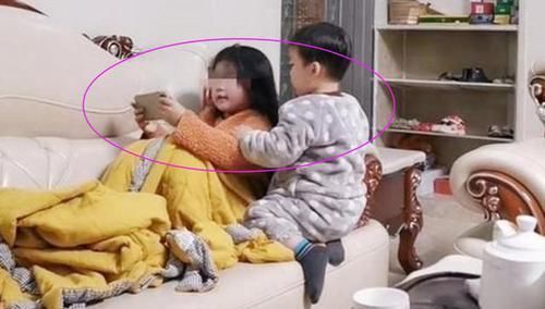 宝爸|卑微弟弟走红，为姐姐服务勤勤恳恳，网友：这是被姐姐欺负怕了