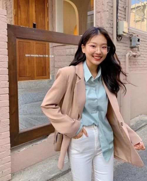 开春的薄外套，这4件一定要买，百搭还特显气质