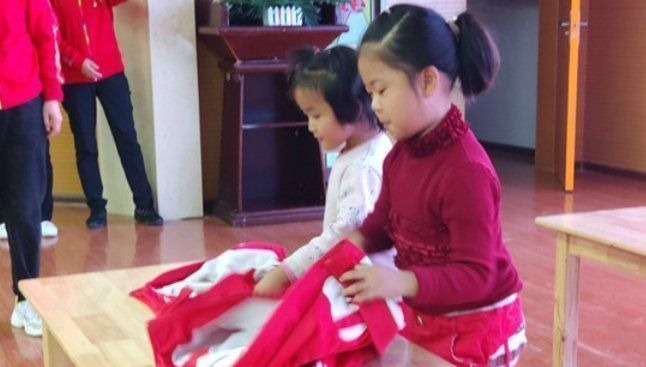 女孩子们|幼儿园午睡起床后,老师和孩子在忙什么?不是在穿衣叠被