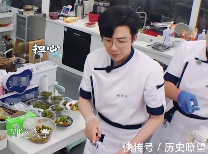 楊超越端起砂鍋準備上菜，劉宇寧發現卻立馬阻止，隨后做法太圈粉