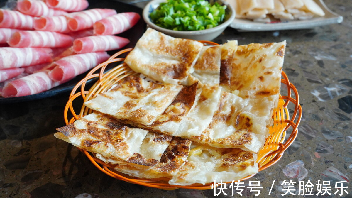 烙饼|做烙饼时,是开水烫面,还是多抹油,其实都不对,教你正确的做法