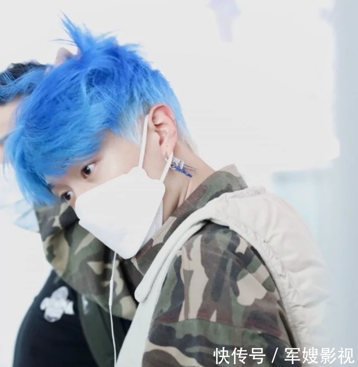 发型|范丞丞又染新发色了!蓝色渐变发型“撞衫”机场工作人员