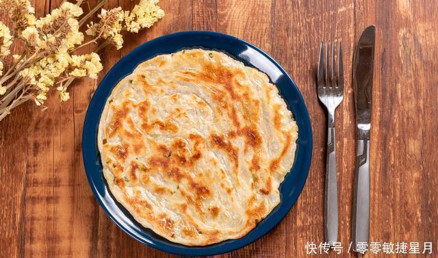 生坯|别去楼下排队买葱花饼，掌握这3个小技巧，酥脆多层，凉了也不硬