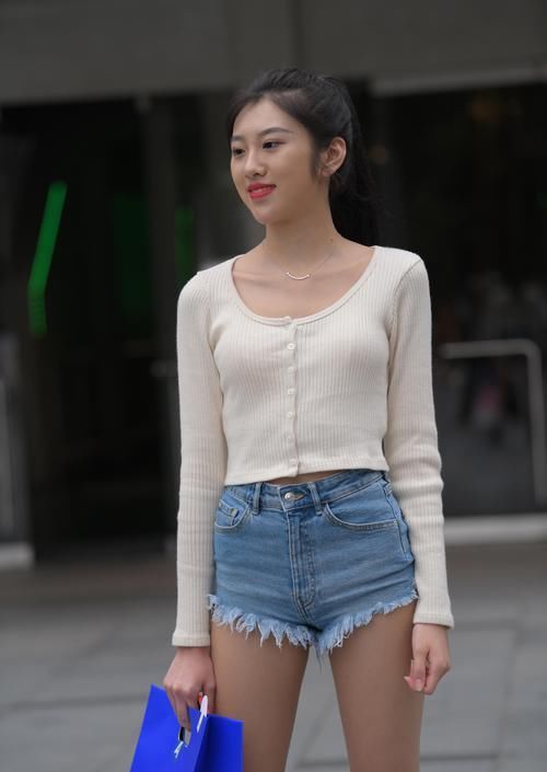 小清新的服装组合，穿出女生极致魅力，休闲又好看