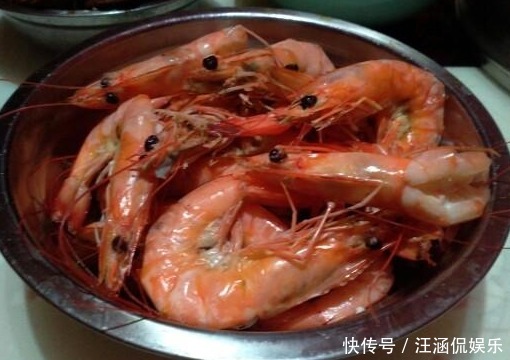 细嫩|煮虾时,放香油跟放盐都不对!只需加点它,肉质细嫩,新鲜无腥味