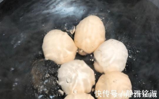 煮鸡蛋时，一定不能直接加水煮，多加1样，蛋壳一碰就掉，更香嫩