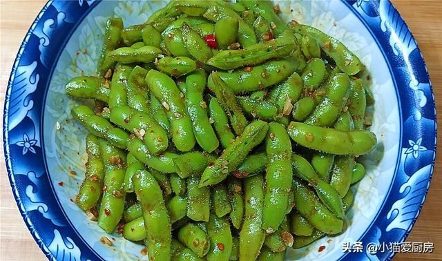 小猫|凉拌毛豆是夏日里不错的小吃，教你正确做法，翠绿好看，鲜嫩入味